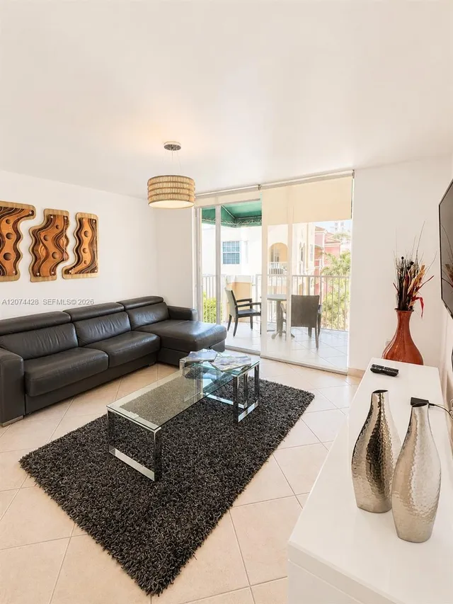 1-bedroom home at 19701 E Country Club Drive #5605, Aventura
