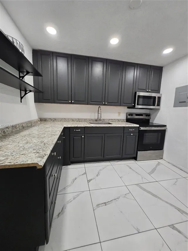 2-bedroom rental at 154 NW 14th Way #B, Dania Beach