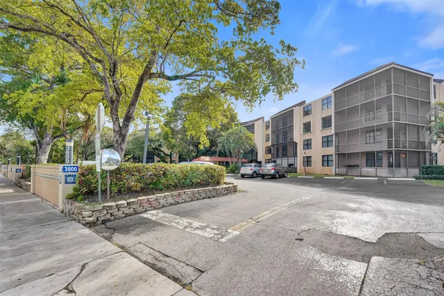 1-bedroom home at 3800 N Hills Drive #412, Hollywood