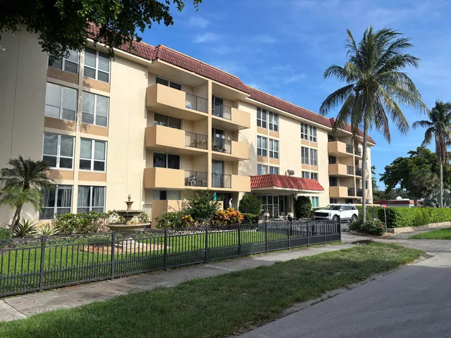 2-bedroom home at 1000 Spanish River Road #3c, Boca Raton