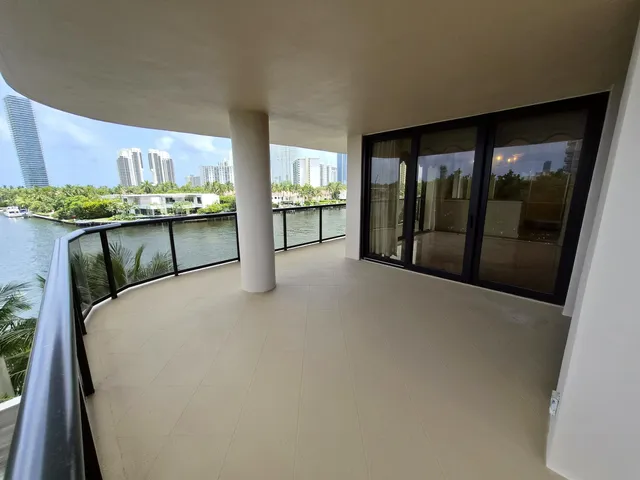 3-bedroom home at 19667 Turnberry Way #4J, Aventura