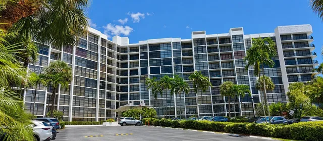1-bedroom rental at 600 Parkview Drive #224, Hallandale Beach