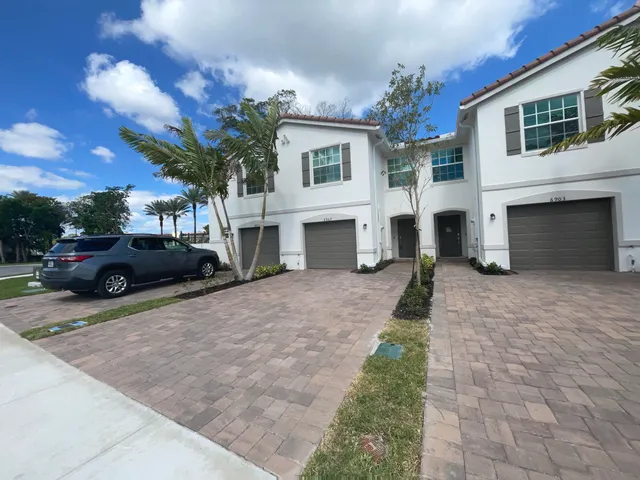 3-bedroom rental at 6907 BROADWATER Lane, Lake Worth