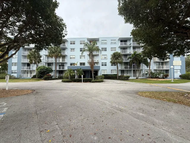 2-bedroom rental at 500 Executive Center Drive #4J, West Palm Beach