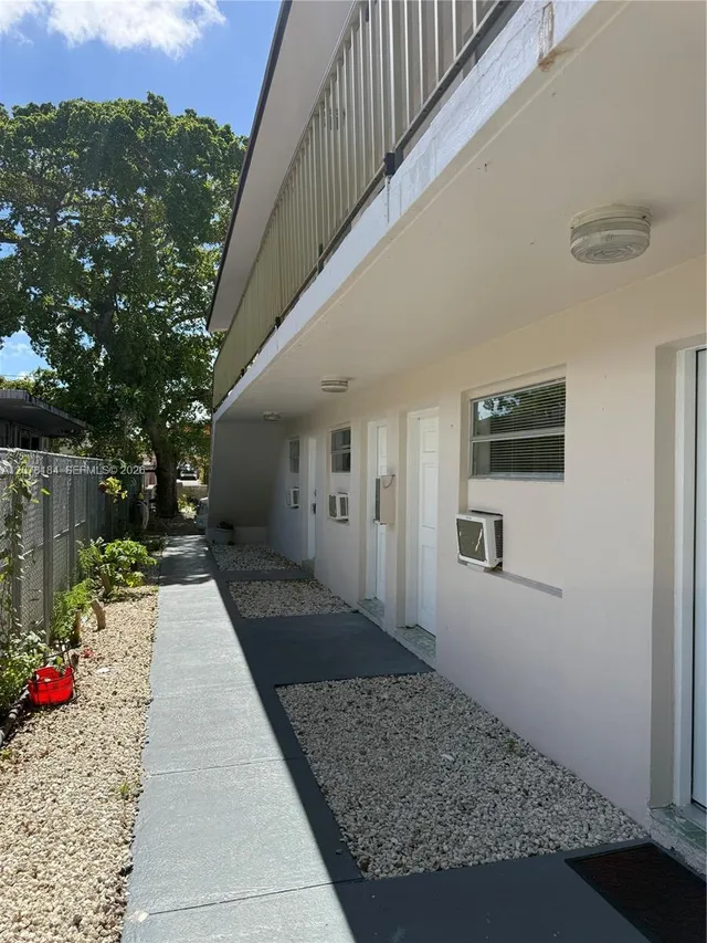 3-bedroom rental at 166 W 8th Street #1, Hialeah