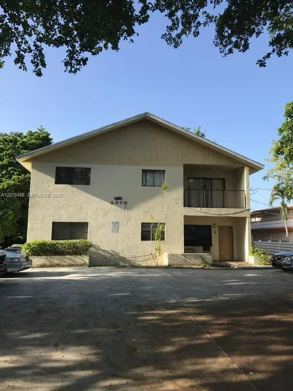 9-bedroom rental at 1017 SW 8th Street #A, Hallandale Beach