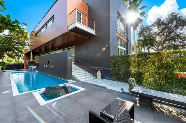 7-bedroom rental at 1606 S Bayshore Drive #1606, Miami
