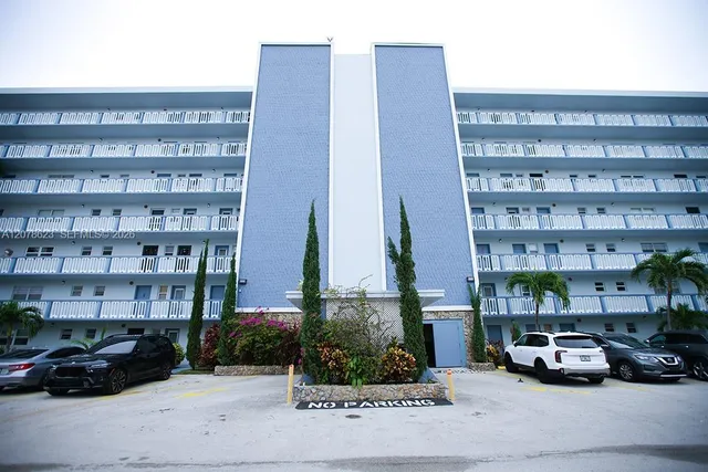 1-bedroom rental at 300 NE 12th Avenue #703, Hallandale Beach