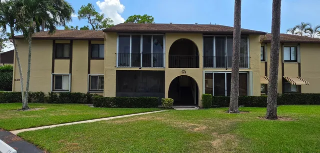 2-bedroom home at 228 Pine HOV Circle, Greenacres