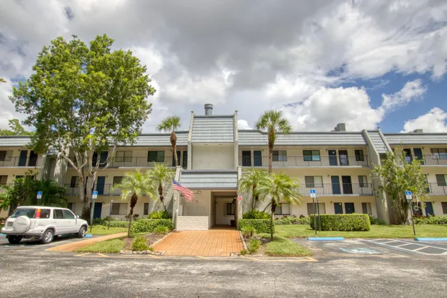 2-bedroom rental at 4822 ESEDRA Court #206, Lake Worth