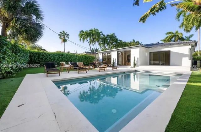 4-bedroom rental at 900 W 47th Court, Miami Beach
