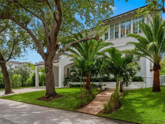 6-bedroom home at 544 Warren Lane, Key Biscayne