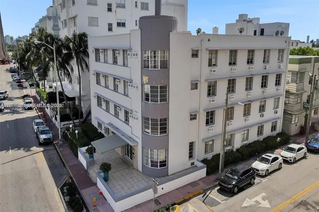 1-bedroom rental at 3030 Collins Avenue #4B, Miami Beach