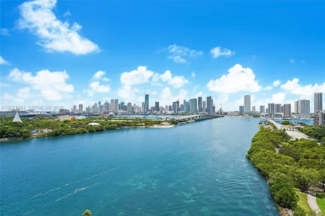 1-bedroom home at 1000 Venetian Way #1108, Miami