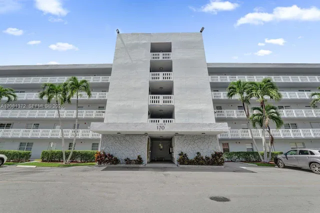 2-bedroom home at 170 SE 5th Avenue #405, Dania Beach
