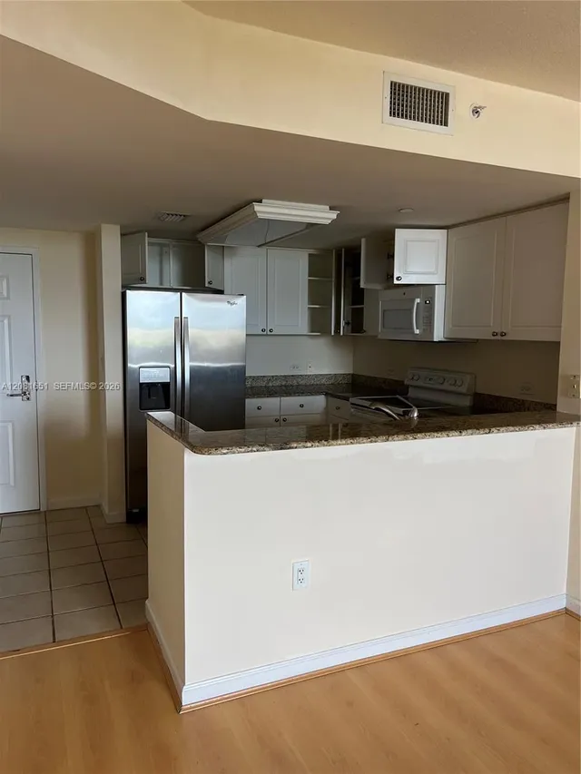 1-bedroom home at 19501 W Country Club Drive #611, Aventura