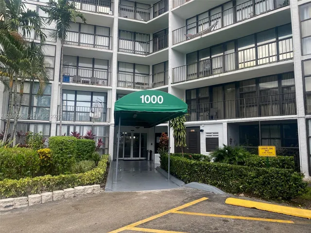 1-bedroom home at 1000 Parkview Drive #427, Hallandale Beach