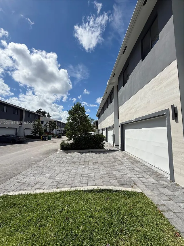 4-bedroom rental at 4655 SW 32nd Avenue #2B, Dania Beach