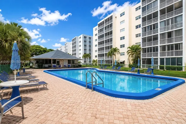 2-bedroom rental at 301 NE 14th Avenue #307, Hallandale Beach