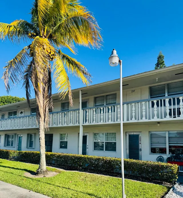 2-bedroom rental at 218 Kent M #M, West Palm Beach