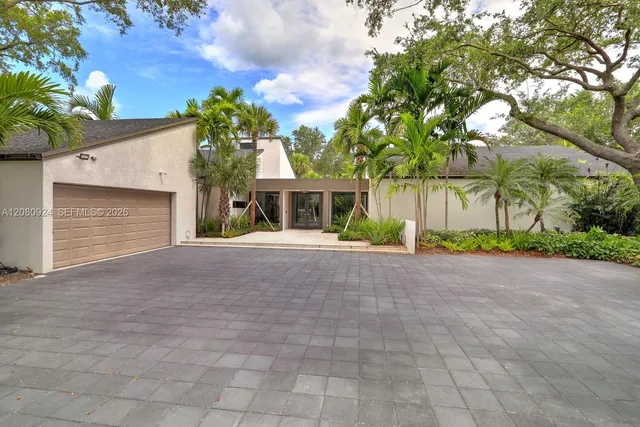 5-bedroom rental at 6121 SW 104th Street, Pinecrest