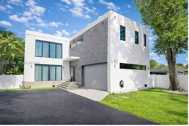 6-bedroom rental at 4031 SW 54th Court, Dania Beach