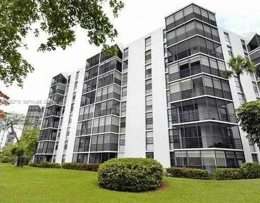 2-bedroom home at 20500 W Country Club Drive #711, Aventura