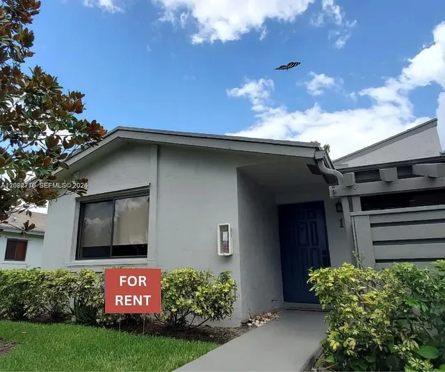 3-bedroom home at 445 Lakeview Drive #1, Weston