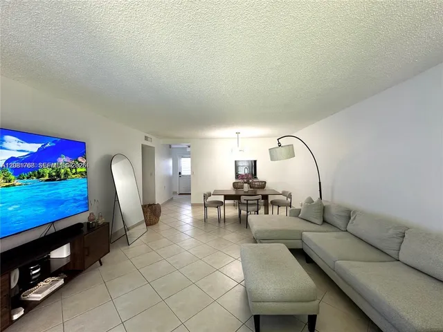 2-bedroom rental at 620 NE 12th Avenue #102, Hallandale Beach
