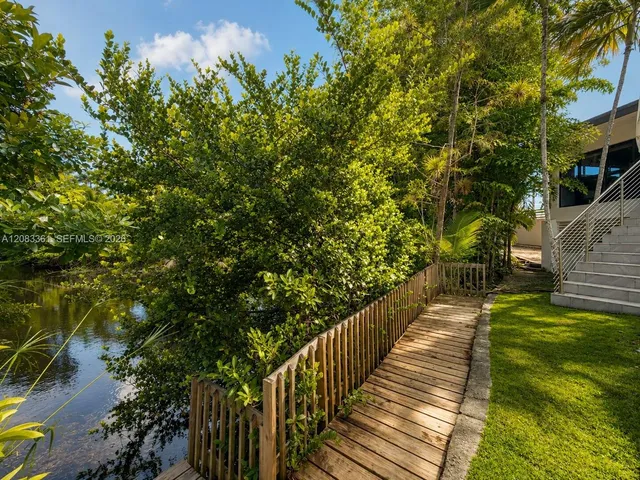 3-bedroom rental at 6025 SW 72nd Avenue, Miami