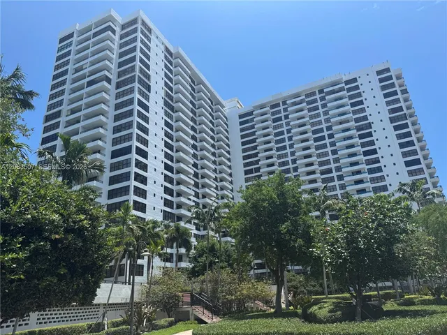 1-bedroom home at 2500 Parkview Drive #1109, Hallandale Beach