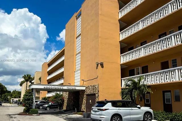 1-bedroom home at 301 NE 14th Avenue #504, Hallandale Beach