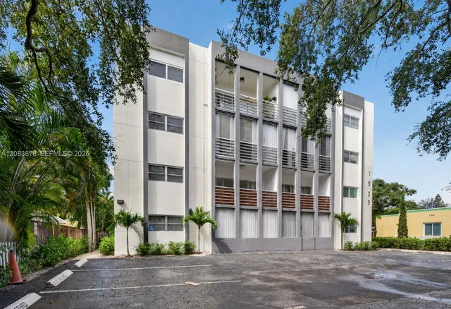 2-bedroom rental at 1939 Jefferson Street #204, Hollywood