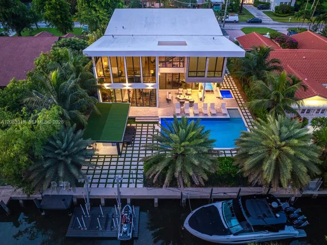6-bedroom rental at 521 Holiday Drive, Hallandale Beach