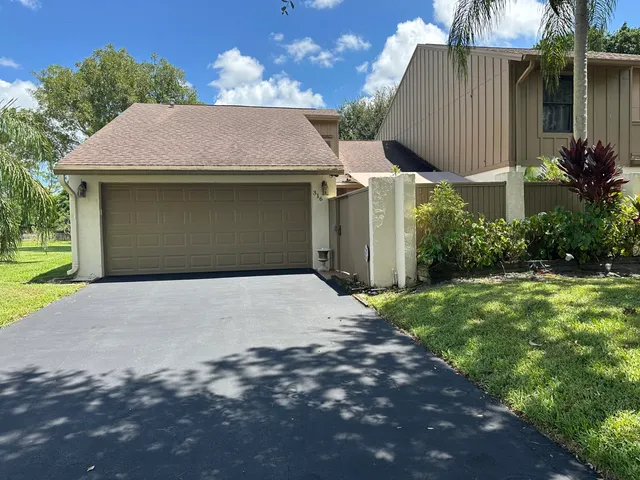 2-bedroom rental at 319 WOOD DALE Drive, Wellington
