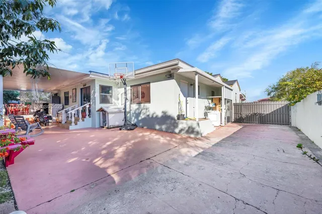 4-bedroom home at 462 E 39th Street, Hialeah