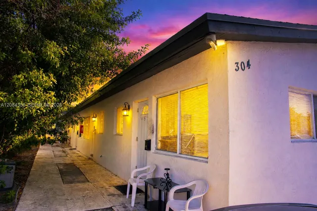 2-bedroom rental at 304 SE 9th Court #8, Hallandale Beach