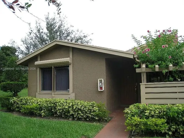 3-bedroom rental at 447 Lakeview Drive #1, Weston
