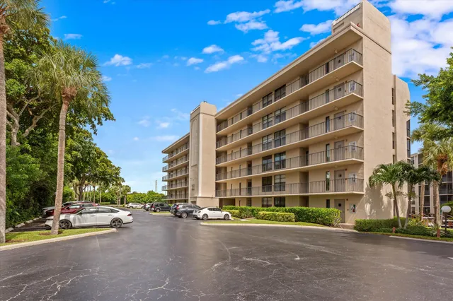 2-bedroom rental at 21 ROYAL PALM Way #1050, Boca Raton