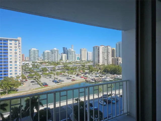 1-bedroom rental at 500 BAYVIEW Drive #817, Sunny Isles Beach