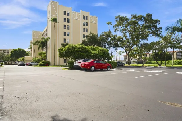 2-bedroom rental at 7290 Kinghurst Drive #403, Delray Beach