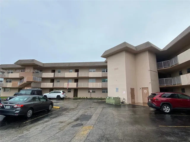 2-bedroom rental at 1200 Tallwood Avenue #102, Hollywood