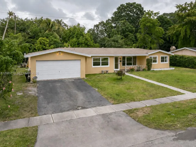 5-bedroom rental at 890 NW 65th Avenue, Plantation