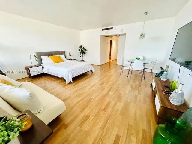 1-bedroom rental at 100 Lincoln Road #829, Miami Beach