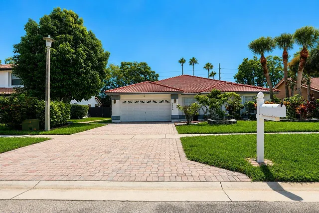 3-bedroom home at 7606 Briar Cliff Circle, Lake Worth