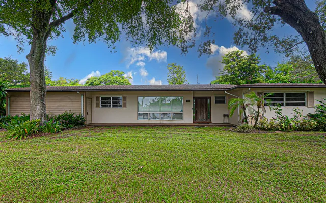 4-bedroom home at 4511 E Country Club Circle, Plantation