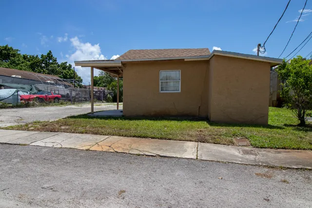 1-bedroom home at 242 SW 7TH Court, Deerfield Beach