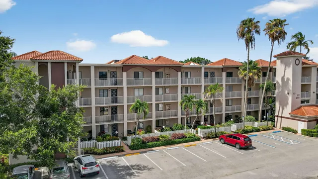 2-bedroom home at 6193 Pointe Regal Circle #402, Delray Beach