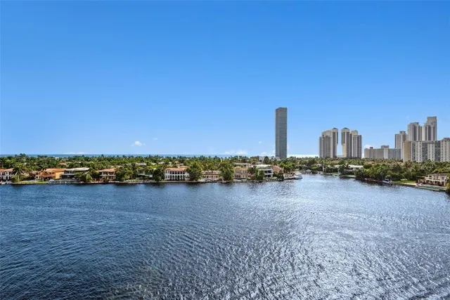 3-bedroom home at 19707 Turnberry Way #9J, Aventura