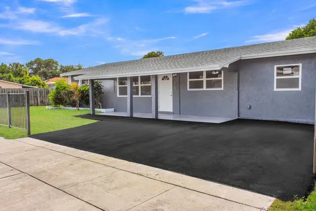 4-bedroom home at 915 SW 3RD Street, Boynton Beach